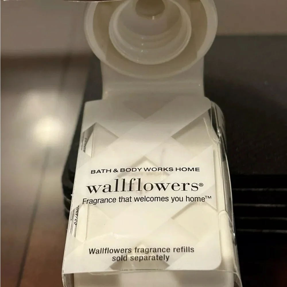 NWT Bath & Body Works Wallflower Plug In Polar Bear Snowflake Set of 2 - Picture 5 of 12